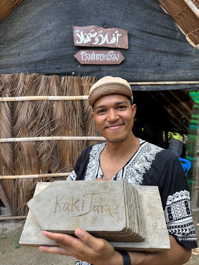 KakiJalae creator in a local community setting
